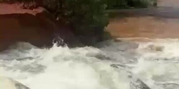 Chuva rompe trecho da BR-401 em Normandia