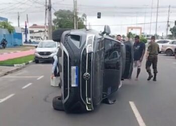 Mulher tomba carro após bater em veículo estacionado no Centro