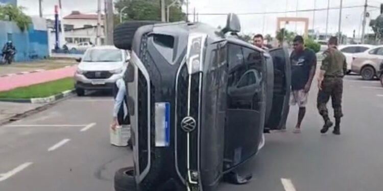 Mulher tomba carro após bater em veículo estacionado no Centro
