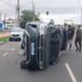 Mulher tomba carro após bater em veículo estacionado no Centro