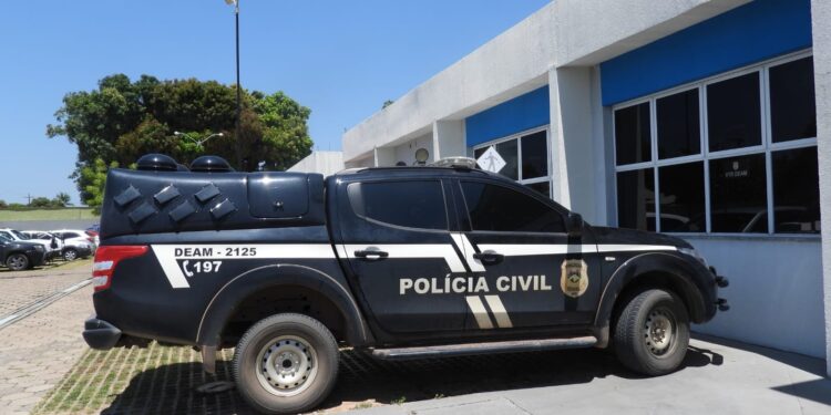 Ex tranca jovem em casa e corta cabelo dela com faca durante agressão em Boa Vista