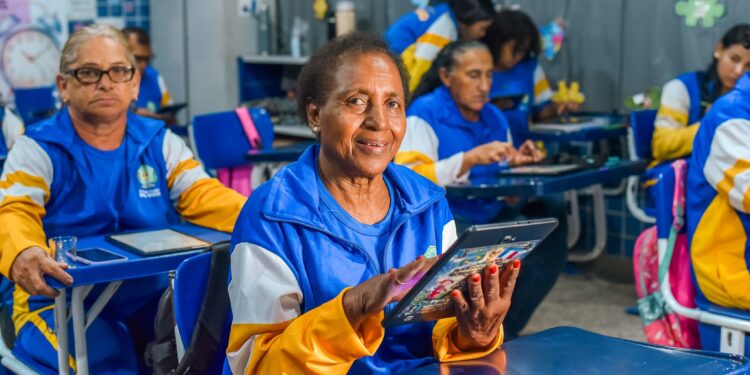 Em Boa Vista, escola usa aplicativo para transformar histórias da EJA