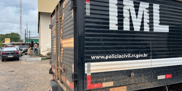 Homem morre e mulher fica ferida após moto passar por faixa elevada e bater em árvore em Boa Vista