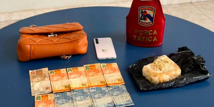 Passageira de carro de aplicativo é presa com pasta base de cocaína em bolsa