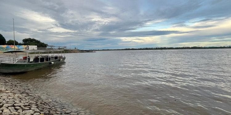 Nível do rio Branco sobe após chuvas e atinge cota de inundação em Caracaraí, no Sul de Roraima
